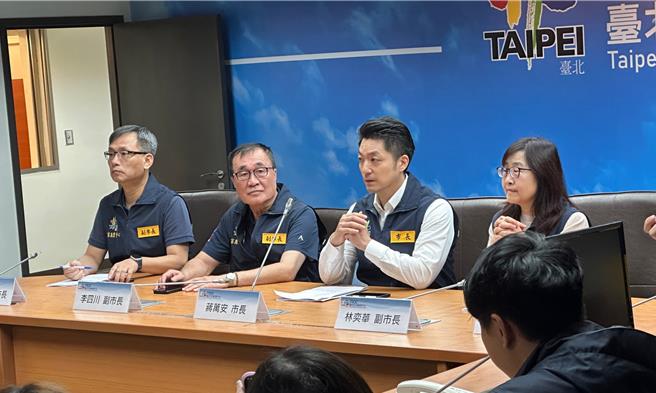 針對颱風山陀兒是否會影響周末國慶晚會一事，台北市長蔣萬安（右2）2日表示，原則上會按照原定計畫，也會持續掌握整個颱風的動態。（丁上程攝）