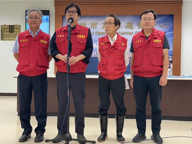 高雄3日是否再放颱風假？陳其邁表示，將視颱風動態於傍晚後公布。（洪浩軒攝）
