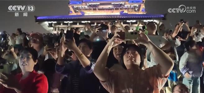 创新消费场景：陆十一假日消费新业态。（大陆央视）