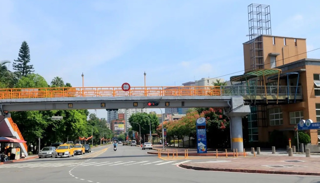 板桥国小后门自强陆桥。（图 / 翻摄自Google maps）