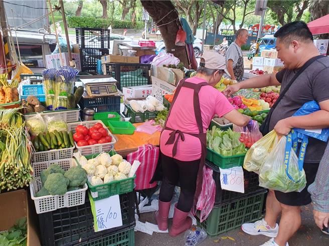 山陀兒颱風襲台，台北市蔬菜價格昨（1）日一度突破60元大關，每公斤均價來到63.8元，達到近5年來新高，不過今（2）日又大跌回52.8元。（黃敬文攝）