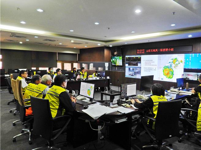 山陀兒颱風來襲，台鐵公司董事長杜微主持公司本部一級應變小組會議。（台鐵提供／蔡明亘台北傳真）