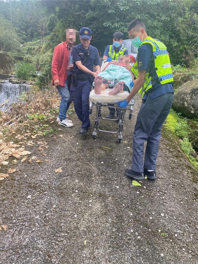 竹崎分局乐野派出所动员大批人力搜寻，果然在葡萄园旁偏僻小径找到徐男座车。(竹崎分局提供／吕妍庭嘉义传真)