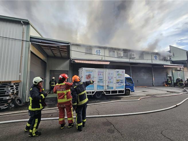 台中市西屯区一处沙发工厂2日清晨5时发生火灾，火势一发不可收拾。（台中市消防局提供／冯惠宜台中传真）