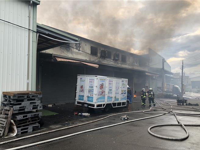 台中市西屯区一处沙发工厂2日清晨5时发生火灾，火势一发不可收拾。（台中市消防局提供／冯惠宜台中传真）