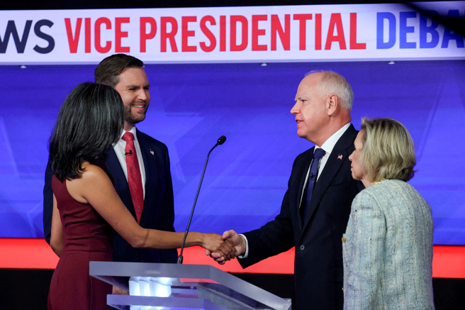 華茲與范斯結束辯論後，兩人的妻子也上台，四人在台上聊了好一會兒，氣氛融洽。（路透社）