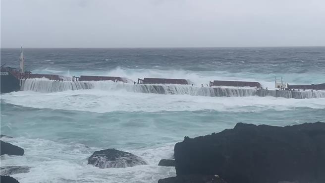 因船艙進水擱淺在蘭嶼龍門港邊的巴貝多籍「BLUE LAGOON」貨輪，今（2）日早上船體被海浪往外帶，船身傾斜。（讀者提供／蔡旻妤台東傳真）