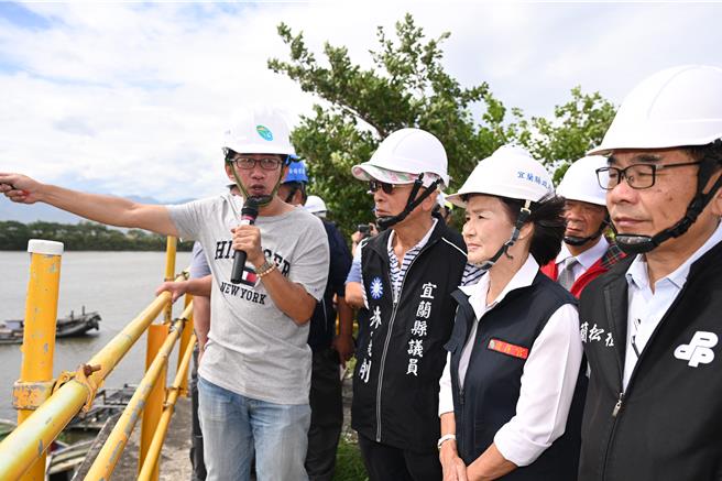 随着山陀儿颱风的逼近，宜兰县长林姿妙今（2日）前往五结防潮闸门，视察正在进行的防潮闸门改善工程及防汛整备作业，确保防灾设施的功能完整。（宜兰县政府提供／吴佩蓉宜兰传真）