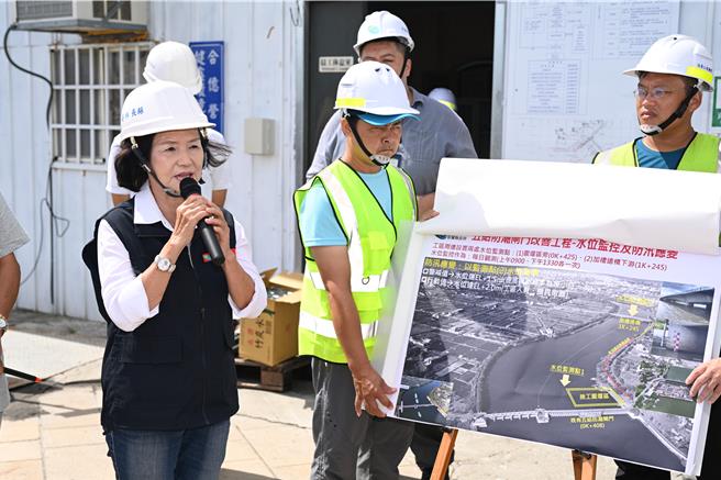 随着山陀儿颱风的逼近，宜兰县长林姿妙今（2日）前往五结防潮闸门，视察正在进行的防潮闸门改善工程及防汛整备作业，确保防灾设施的功能完整。（宜兰县政府提供／吴佩蓉宜兰传真）