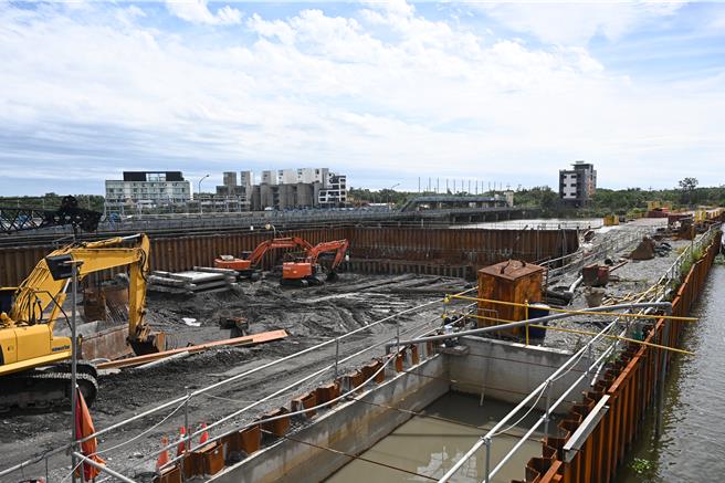 宜兰县长林姿妙首先了解防潮闸门的改善工程进度。（宜兰县政府提供／吴佩蓉宜兰传真）