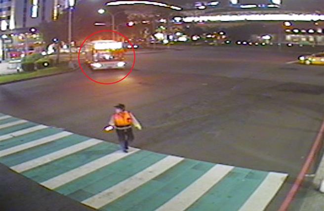 台中警方全力执行「公车大执法」取缔驾驶违规行为，日前发现一辆公车右转时未打方向灯。（图／翻摄记者爆料网）