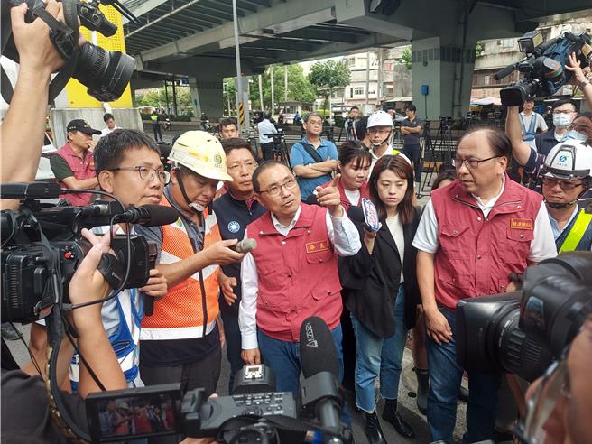 新北市長侯友宜（前排中）2日早上在捷運局長李政安（前排右）陪同下，視察環狀線修復進度。（張鎧乙攝）