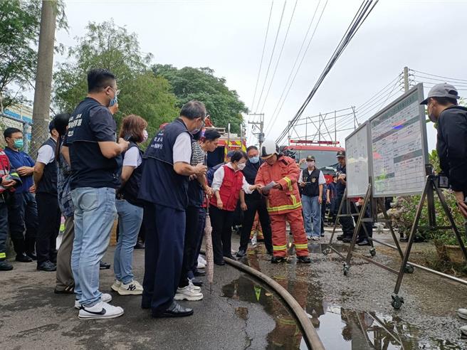 台中今天发生3死1伤大火，市长卢秀燕赶赴火场关心。（陈淑娥摄）