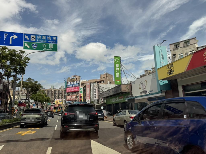 桃园市芦竹区中正路往台茂的车辆眾多。（姜霏摄）