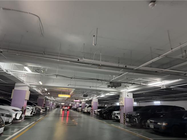 台茂购物中心立体停车场开门不到一小时遍布排队车潮，仅剩地下室停车场剩下零星车位。（姜霏摄）