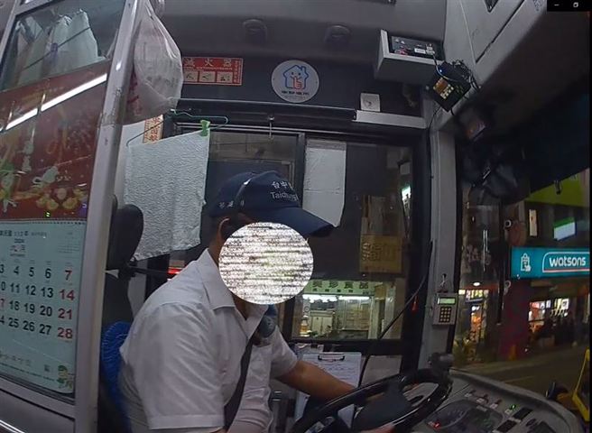 警方拦查司机询问最近公司有无宣导注意事项，未料公车司机竟回「要宣导什么？我不知道」。（图／翻摄记者爆料网）