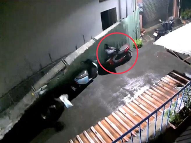 高雄在颱風天出現惡鄰居，一部機車遭移動至工地圍籬旁，衰遭倒塌圍籬壓毀。（民眾提供／任義宇高雄傳真）