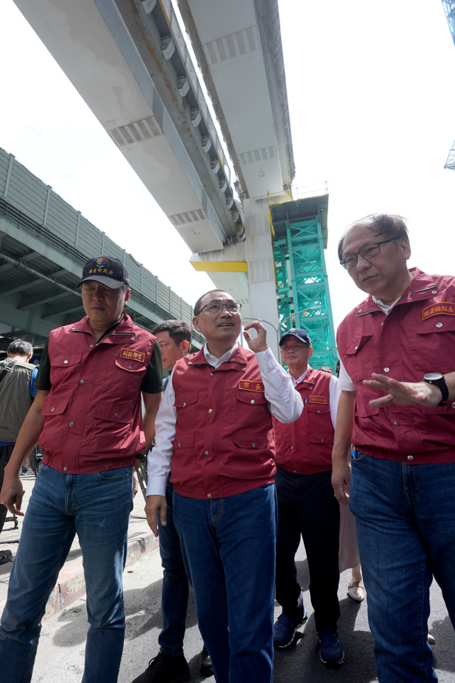 山陀兒颱風朝台灣步步進逼，新北市長侯友宜（前排中）2日視察新北捷運環狀線復原工程及防颱工作整備情形，要求施工單位務必將工程相關設施、器具加牢加固，防止強風吹落危害民眾生命財產安全。前排左為新北市副市長劉和然，前排右為新北捷運局長李振安。（黃世麒攝）