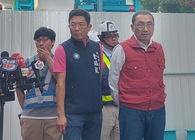 新北市土城警分局清水派出所所长刘宗鑫9月30日晚间执勤时，不幸遭毒驾驶拖行撞死。新北市长侯友宜2日强调，市府将全力争取刘宗鑫因公殉职的最高抚恤，并表示已有多位民间人士自愿伸出援手，协助遗眷。图为长侯友宜（右）2日视察环状线復原工程防颱工作整备情形。（张铠乙摄）