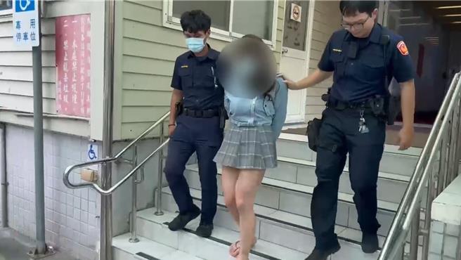 涉嫌縱火的曾姓男子平日即有女裝打扮的習慣，遭逮時亦是穿著女裝。（警方提供）