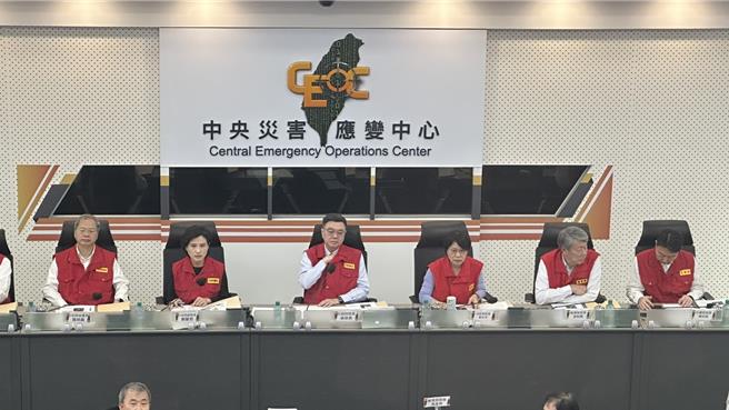 中央災害應變中心今（2）日上午9時30分召開第10次工作會報，由內政部長劉世芳主持，行政院長卓榮泰亦到場視察，聽取各部報告，並與屏東、高雄及台南3縣市首長視訊連線。（賀培晏攝）