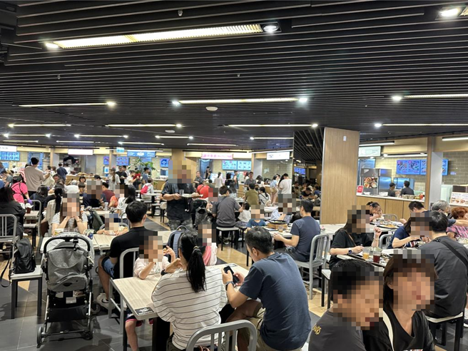 新竹市2日放颱风假，但有风无雨，巨城周边10点起停车场排队，百货11点开门后迅速涌入人潮，中午时段美食街一位难求。（王惠慧摄）