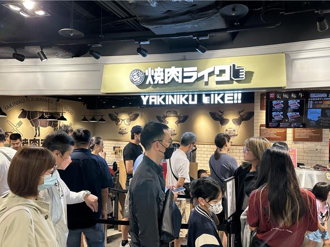 新竹市2日放颱风假，但有风无雨，巨城周边10点起停车场排队，百货11点开门后迅速涌入人潮，中午时段美食街一位难求。（王惠慧摄）