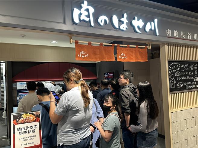 新竹市2日放颱风假，但有风无雨，巨城周边10点起停车场排队，百货11点开门后迅速涌入人潮，中午时段美食街一位难求。（王惠慧摄）