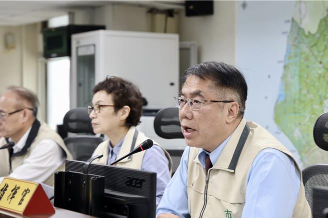 台南市长黄伟哲(右一)强调，针对颱风来袭是否放假，市府一切皆以市民人身安全为首要考量。(台南市政府提供／曹婷婷台南传真)