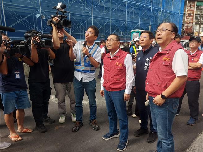 新北市长侯友宜（前排中）2日早上在捷运局长李政安（前排右）陪同下，视察环状线修復进度。（张铠乙摄）