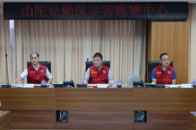 苗栗县长锺东锦2日上午10时赴山陀儿颱风应变中心，听取各单位灾防应变整备报告。（谢明俊摄）