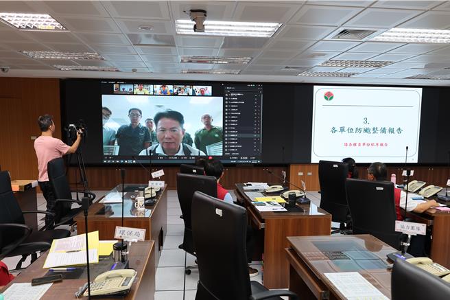 山陀儿颱风来袭，苗栗县颱风应变中心启用18乡镇市视讯系统，听取后龙镇长谢清辉救灾应变报告。（谢明俊摄）