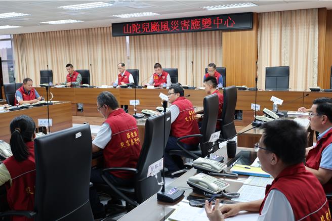 苗栗县长锺东锦2日上午10时赴山陀儿颱风应变中心，听取各单位灾防应变整备报告。（谢明俊摄）