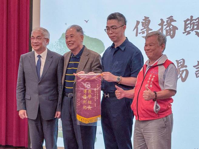 世新大学携手中华民国服务利他促进会开设「传播与利他」讲座，左起世新大学校长陈清河、服务利他促进会创会会长罗荣乾、理事长郑浩任、荣誉理事长黄俊森。(戴志扬翻摄)
