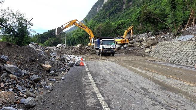 颱風緩慢，風雨暫歇，公路局決定下午再開放2時段通行。（公路局提供）