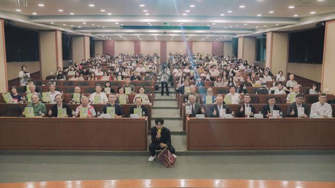 世新大学「传播与利他」讲座，首场超过200名师生踊跃出席。(戴志扬翻摄)