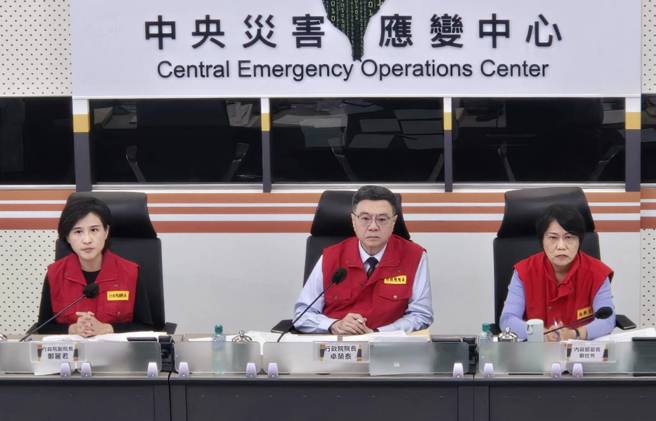行政院長卓榮泰（中）2日在行政院副院長鄭麗君（左）及內政部長劉世芳（右）陪同下視察中央災害應變中心。（范揚光攝）