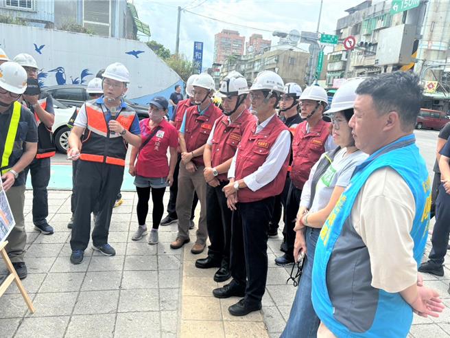 山陀兒颱風來襲，新北市副市長陳純敬率同工務局、水利局、交通局、消防局等單位，聽取養工處報告福和橋預力梁更換工程防颱整備情形。（工務局提供）