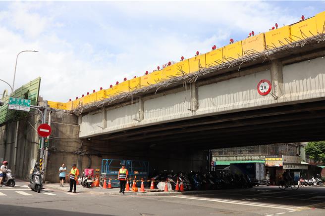 福和橋整建將近40年，橋底遭多次超高車輛撞擊修復後再發現預力梁受損，新北市養工處正進行永和端更換預力梁工程，預計年底完工。（工務局提供）