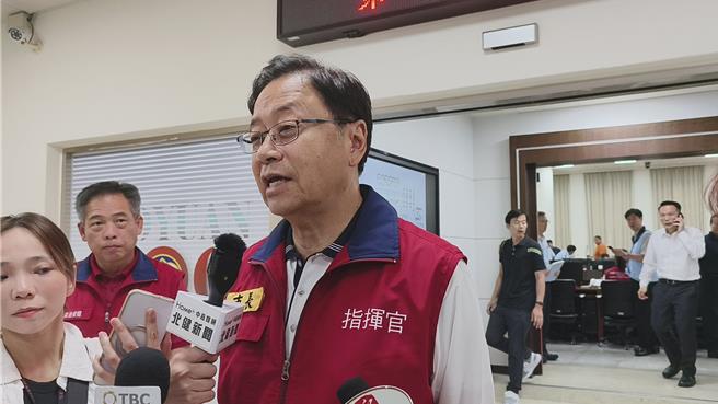 桃园市今天因颱风停班停课，但至中午前还出太阳被质疑，桃园市长张善政说明，昨晚接获最新报告，桃园沿海4区阵风达到停班停课标准，顾及沿海区域民眾行的安全，决定停班停课。（赖佑维摄）