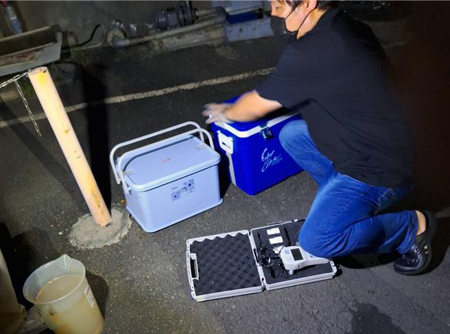 台南市新市區某食品工廠利用颱風夜不法偷排廢水，市府環保局稽查人員獲報前往稽查。（環保局提供／洪榮志台南傳真）