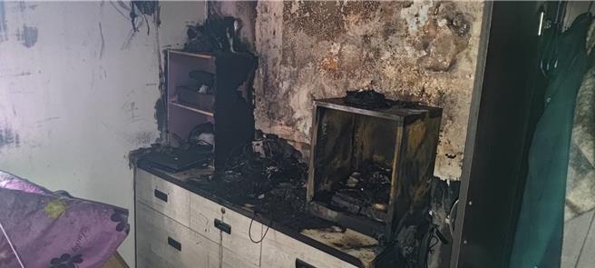 台中市大肚區遊園路2日上午10時許發生住宅火災，一棟4層建物竄出濃煙，台中市消防局獲報前往救援、撲滅火勢，所幸無人員傷亡，火調單位進一步調查起火原因。（民眾提供／陳淑芬台中傳真）