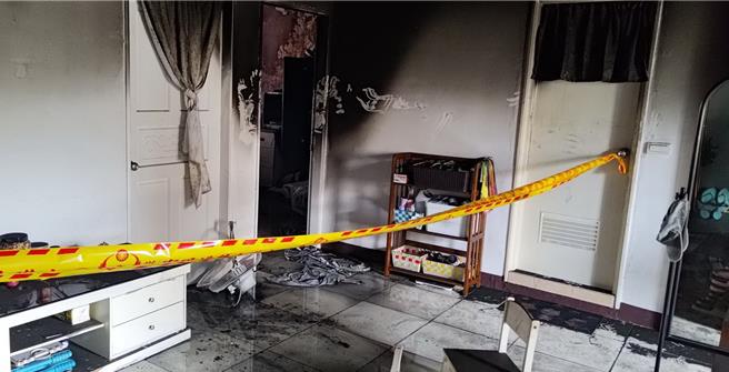 台中市大肚區遊園路2日上午10時許發生住宅火災，一棟4層建物竄出濃煙，台中市消防局獲報前往救援、撲滅火勢，所幸無人員傷亡，火調單位進一步調查起火原因。（民眾提供／陳淑芬台中傳真）