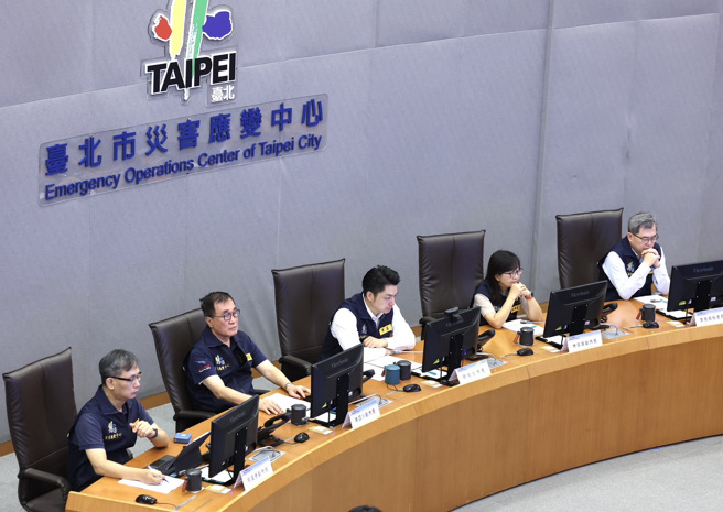 台北市长蒋万安（左三）2日前往臺北市灾害应变中心，主持山陀儿(KRATHON)颱风第2次工作会报，与副市长李四川（左二）、 副市长张温德（左一）、副市长林奕华（左四）出席。（ 陈俊吉摄）