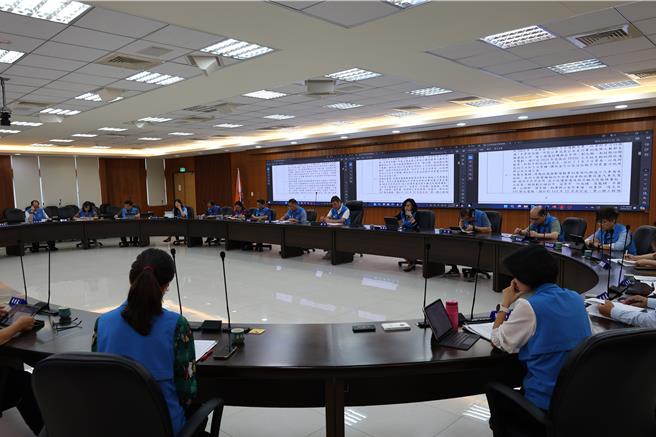 苗栗县政府在1日的县政会议中通过「苗栗县政府鼓励祭祀公业法人推动性别平等奖励要点草案」（谢明俊摄）