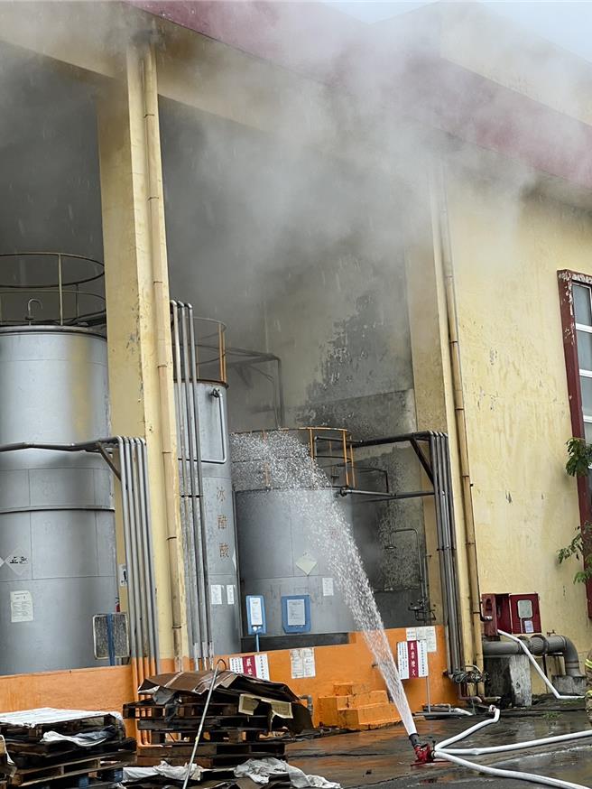 台南市官田工业区一家纺织厂，2日近午发生双氧水储槽溢漏意外，消防人员在现场架设水线射水防护。（读者提供／张毓翎台南传真）