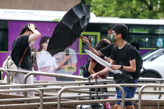 台北无风无雨，放颱风假引发争议。（图／示意图，记者邓博仁摄影）