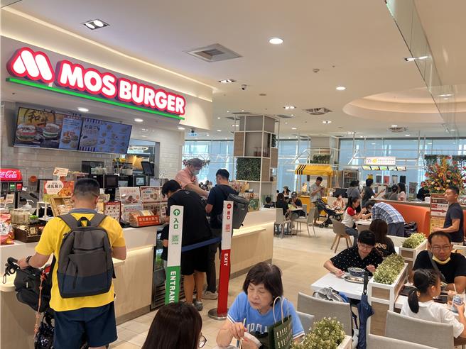 天母SOGO今2日美食街用餐人潮满，一位难求。（吴奕萱摄）