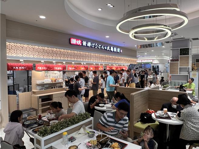 停班停课，不少家长带孩童前往百货美食街用餐。（吴奕萱摄）
