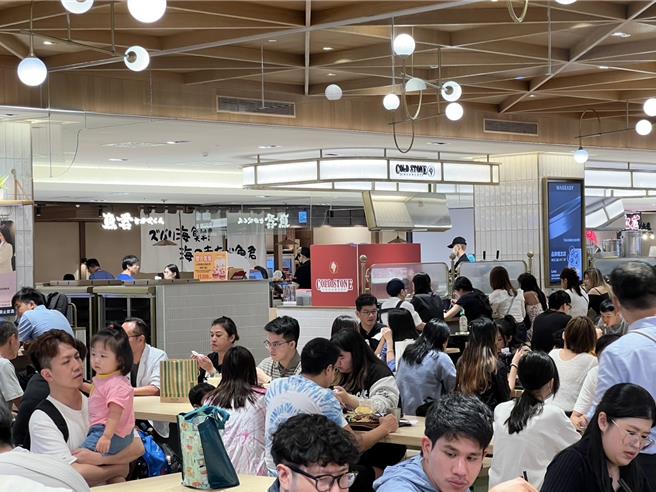 新光三越台北新天地美食街人潮爆满。（新光三越提供）